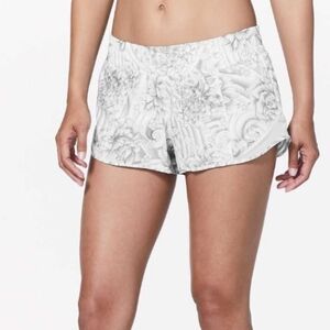 Lululemon Hotty Hot Short II 2.5"